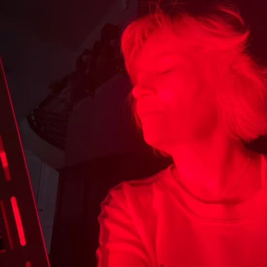 a mature woman using red light therapy to treat her arthritis|rheumatoid arthritis treatment|natural rheumatoid arthritis treatment